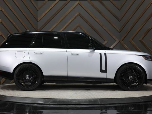 Used 2025 Land Rover Range Rover SE image 11