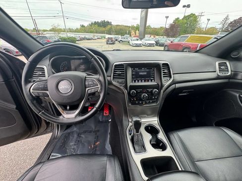 Used 2019 Jeep Grand Cherokee Laredo AWD/4WD image 12