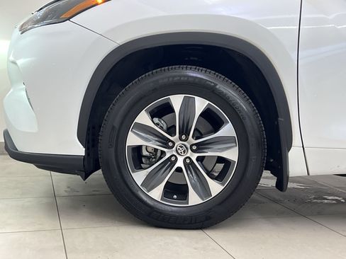Used 2024 Toyota Highlander XLE AWD/4WD image 11