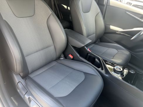 Certified 2025 Kia Niro EX FWD image 8