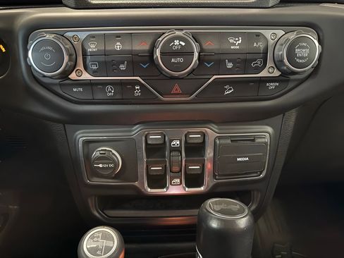 Used 2020 Jeep Wrangler Unlimited Sahara AWD/4WD image 14