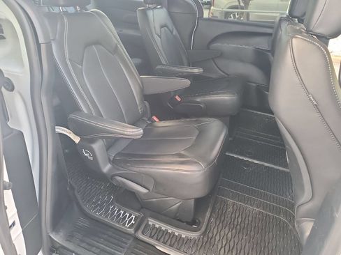 Used 2025 Chrysler Pacifica Select image 33