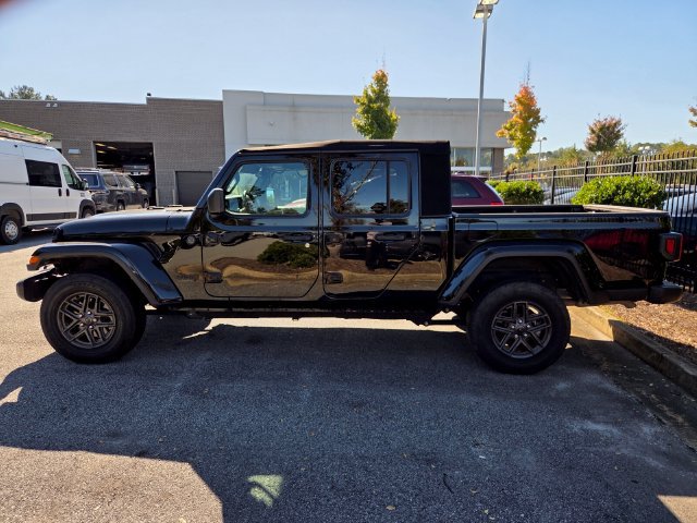 Used 2024 Jeep Gladiator Sport AWD/4WD image 3