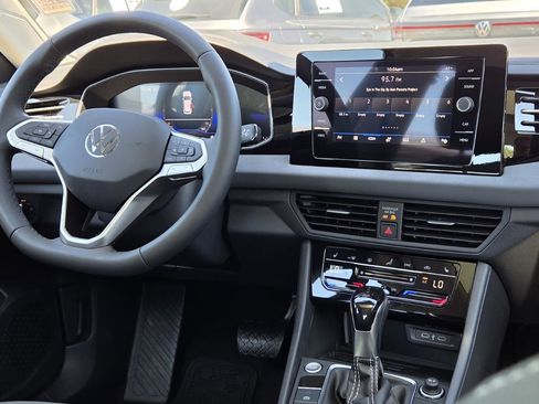 Used 2026 Volkswagen Jetta SE FWD image 23