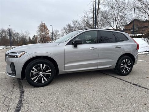 Used 2024 Volvo XC60 B5 Core image 2