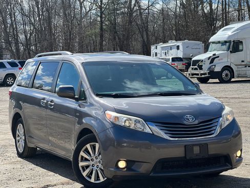 Used 2017 Toyota Sienna XLE image 8