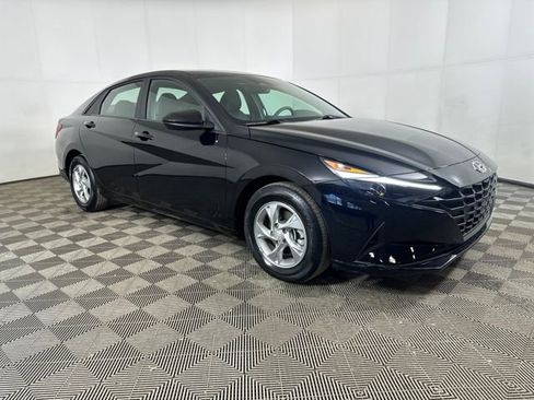 Used 2023 Hyundai Elantra SE w/ Cargo Package image 2