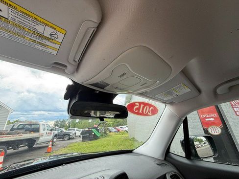 Used 2015 Jeep Renegade Latitude FWD image 23
