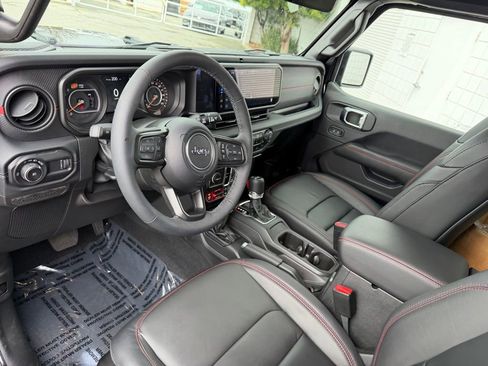 Used 2025 Jeep Wrangler Unlimited Rubicon AWD/4WD image 2