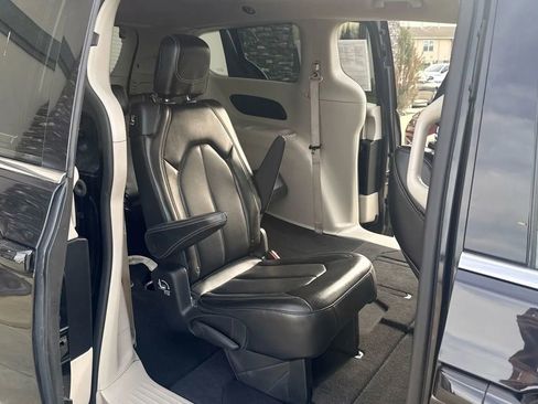 Used 2020 Chrysler Voyager Lxi image 23
