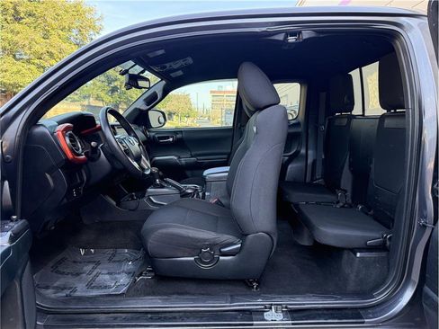 Used 2016 Toyota Tacoma TRD Off-Road w/ Premium & Technology Package image 22