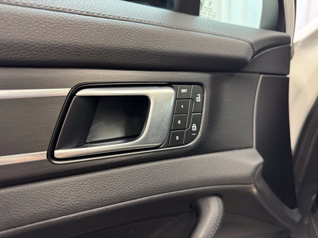 Used 2023 Porsche Panamera 4 Platinum Edition AWD/4WD image 8