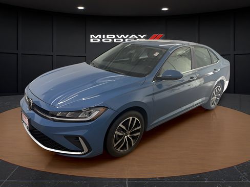 Used 2025 Volkswagen Jetta SE FWD image 2