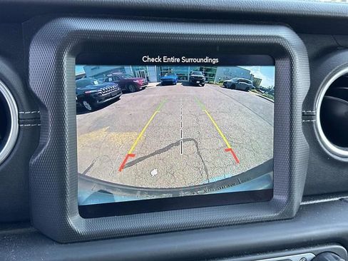 Used 2018 Jeep Wrangler Unlimited Sahara AWD/4WD image 24