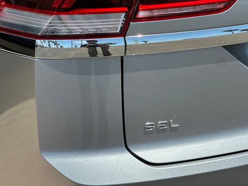 Used 2022 Volkswagen Atlas Cross Sport SEL R-Line AWD/4WD image 29