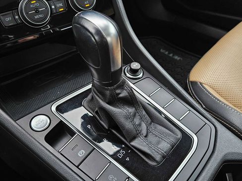 Used 2020 Volkswagen Jetta SEL Premium image 31