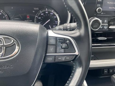 Used 2021 Toyota Highlander XLE FWD image 19