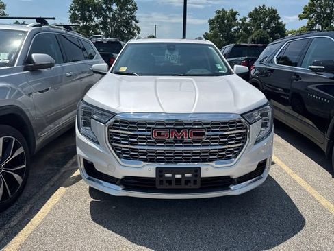 Used 2024 GMC Terrain Denali w/ Denali Premium Package AWD/4WD image 3