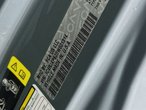 Used 2025 Jeep Wrangler Sahara image 12