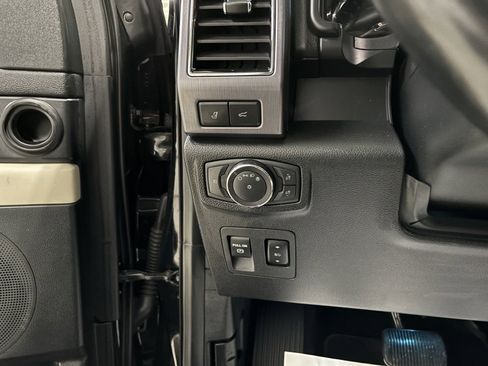 Used 2019 Ford Expedition Platinum image 16