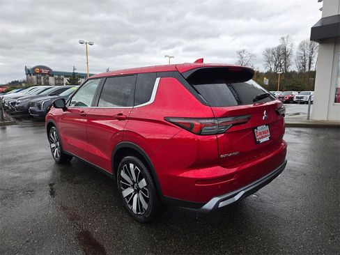 New 2025 Mitsubishi Outlander SE image 4