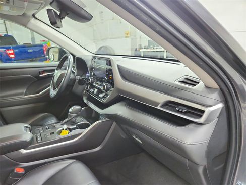 Used 2022 Toyota Highlander XLE image 34