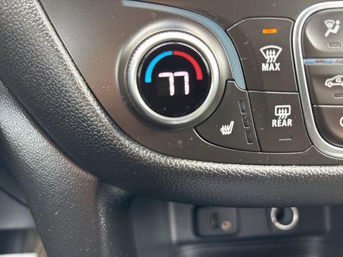 Used 2018 Chevrolet Equinox LT image 33