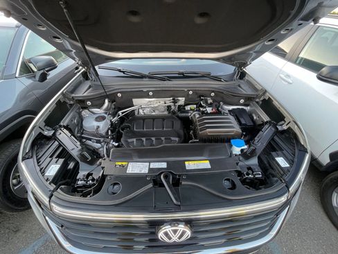 Used 2025 Volkswagen Atlas Cross Sport SE image 32