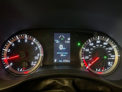 Used 2022 Toyota Highlander LE AWD/4WD image 10