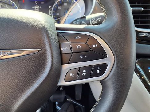 Used 2024 Chrysler Pacifica Touring-L FWD image 16