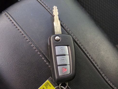 Used 2020 Nissan Rogue Sport S image 23