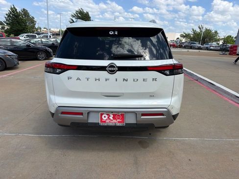 Used 2024 Nissan Pathfinder SL FWD image 4
