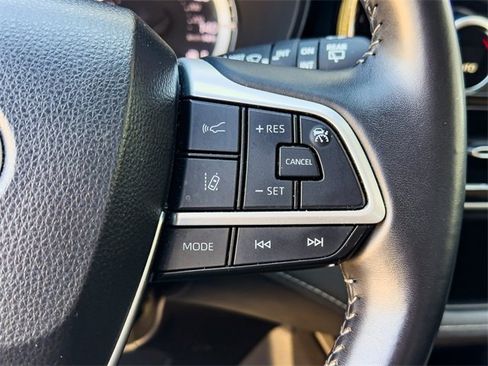 Used 2024 Toyota Highlander LE image 17