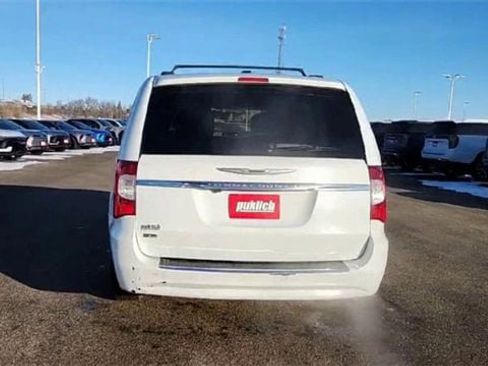 Used 2014 Chrysler Town & Country Touring image 7