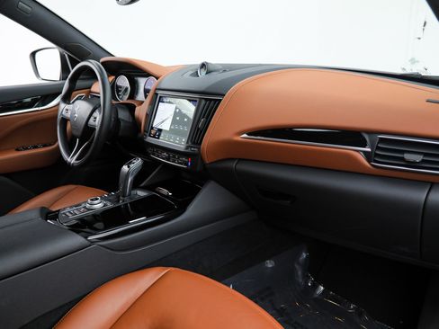 Certified 2023 Maserati Levante GT AWD/4WD image 12