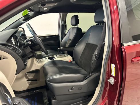 Used 2020 Dodge Grand Caravan SXT w/ Driver Convenience Group FWD image 15