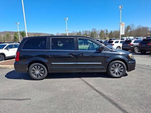 Used 2014 Chrysler Town & Country S image 9