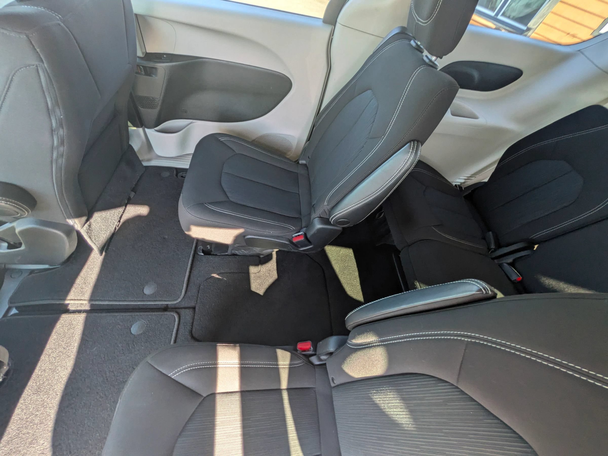 Used 2022 Chrysler Voyager LX FWD image 33