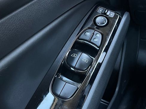 Used 2025 Nissan Altima 2.5 SR FWD image 11