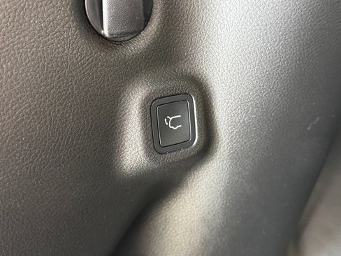 Used 2023 Jeep Compass Latitude w/ Convenience Group AWD/4WD image 32