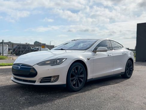 Used 2015 Tesla Model S 70 RWD image 3