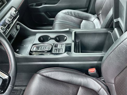 Certified 2025 Honda Pilot Black Edition image 17