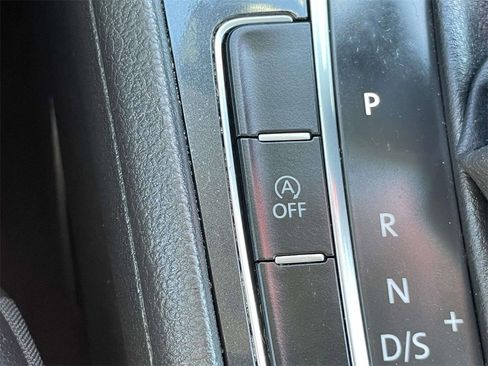 Used 2019 Volkswagen Golf SE image 29