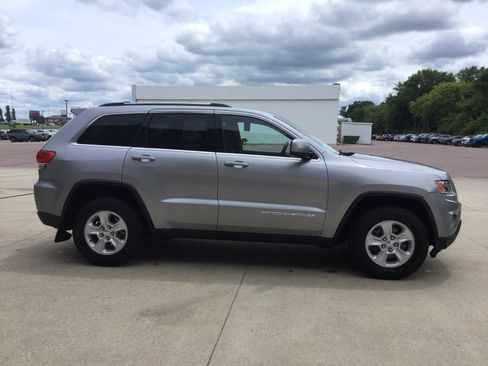 Used 2015 Jeep Grand Cherokee Laredo w/ Quick Order Package 23E AWD/4WD image 3