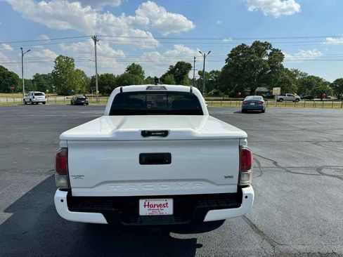 Used 2022 Toyota Tacoma TRD Off-Road w/ Technology Package AWD/4WD image 4
