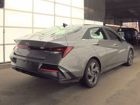 Used 2025 Hyundai Elantra SEL FWD image 2