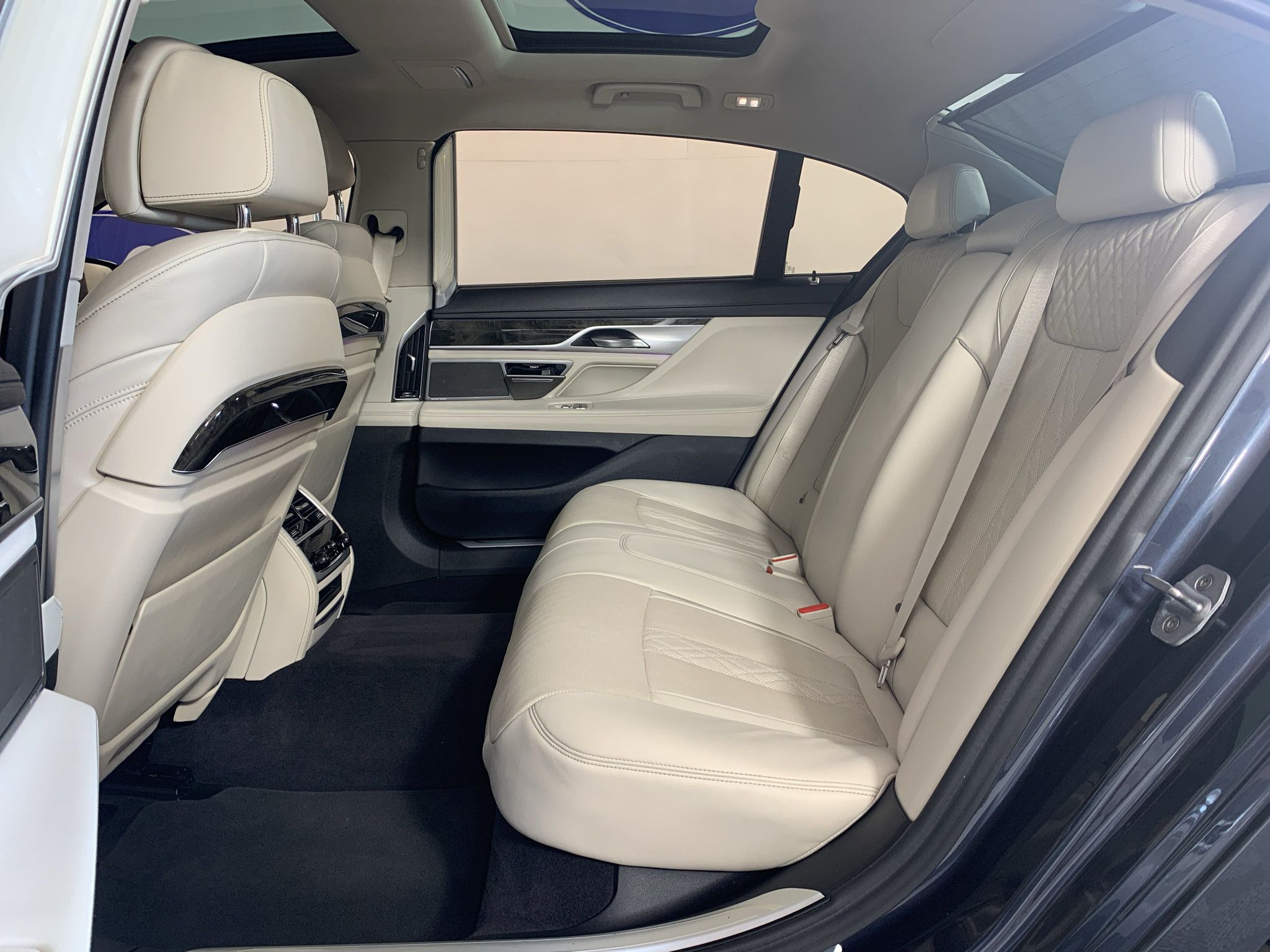 Used 2019 BMW 740i xDrive w/ Executive Package AWD/4WD image 32