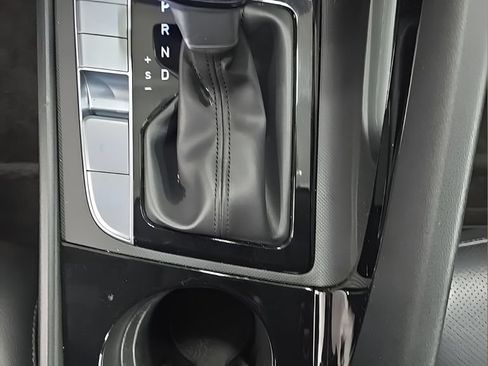 Certified 2025 Hyundai Elantra Limited FWD image 36