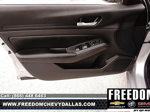 Used 2024 Nissan Altima 2.5 SV FWD image 32