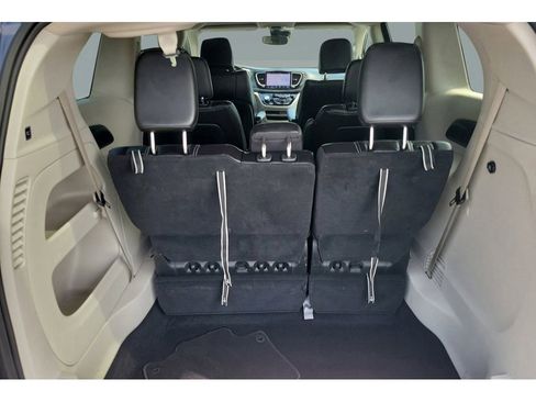 Used 2023 Chrysler Pacifica Touring-L FWD image 9